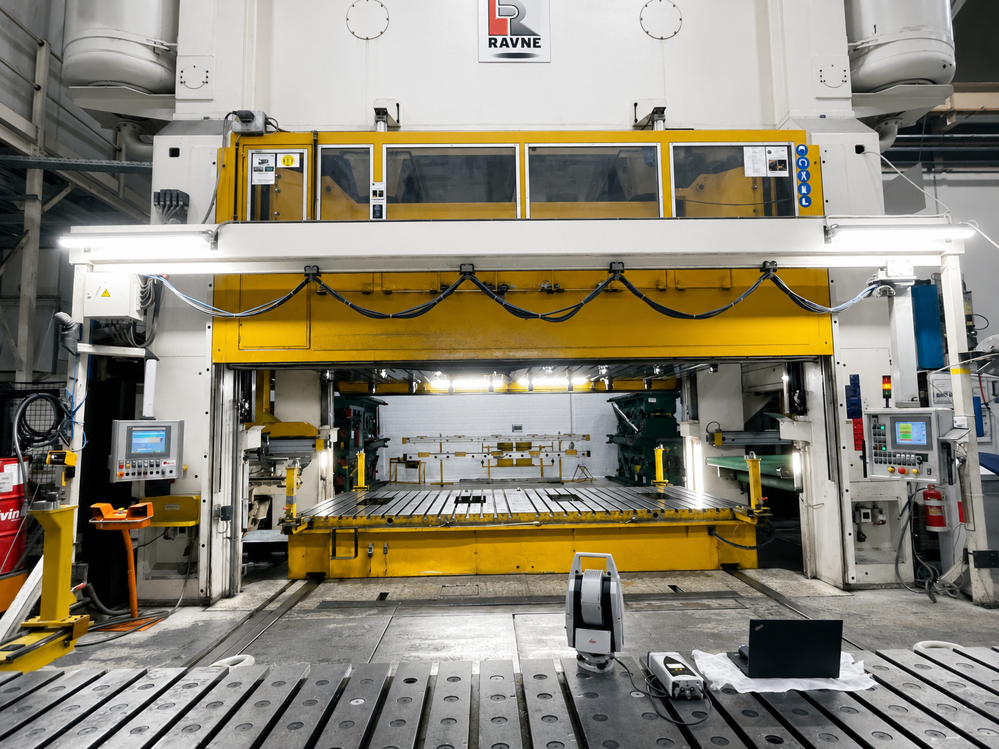 Контроль геометрии промышленного пресса Benteler Automotive лазерным трекером Leica AT402