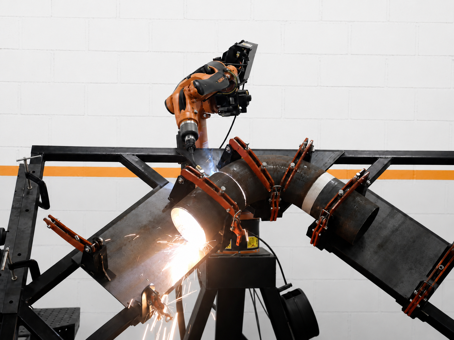 Роботизированная сварка трубного отвода промышленным роботом KUKA