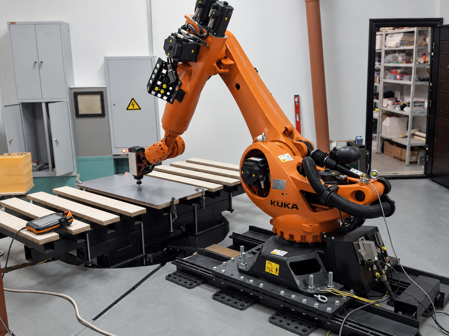 Роботизированное фрезерование изделий из МДФ роботом KUKA